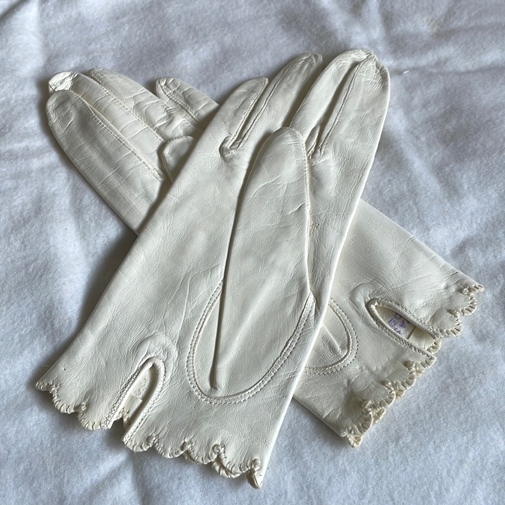 Vintage circa 1950’s White Leather Gloves